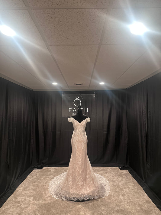 Ariel Size 6 $600 Fitted