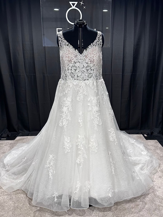 Christina Wu 29384 Size 26