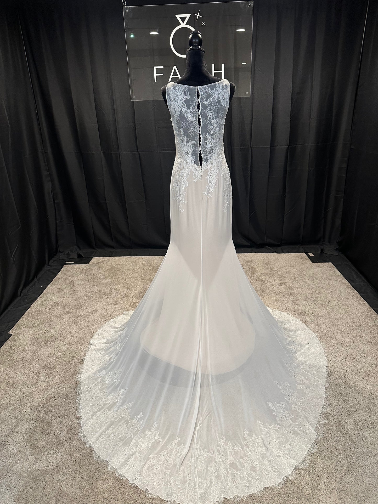 Enzoani Layla Size 8